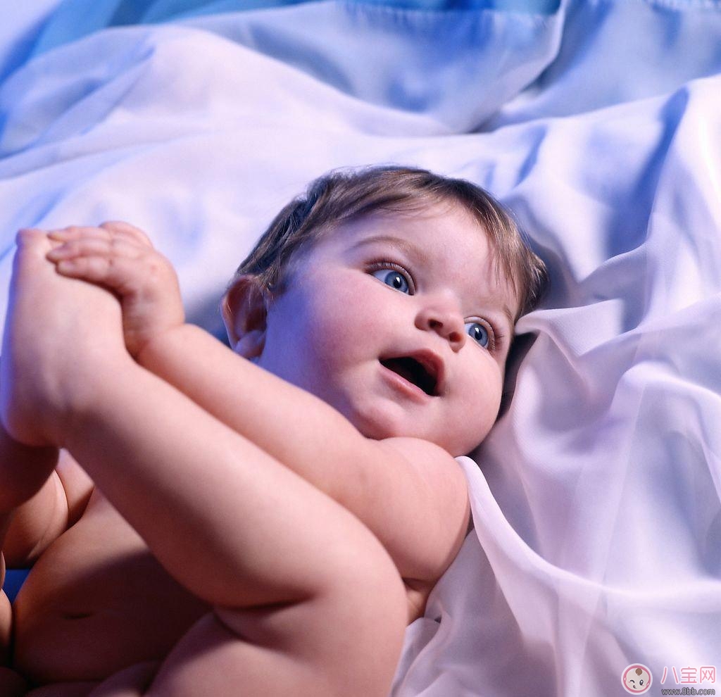 寶寶翻身有什么前兆 如何引導(dǎo)寶寶翻身