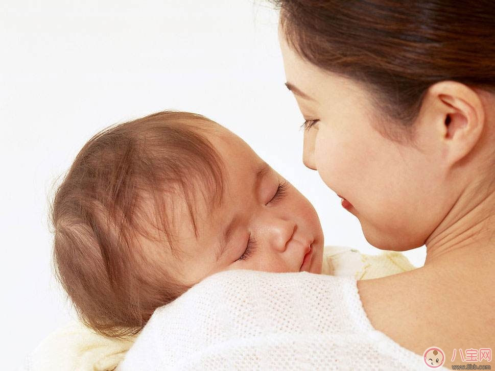 新生兒晚上到底可不可以開燈睡覺？如何引導寶寶關(guān)燈睡覺