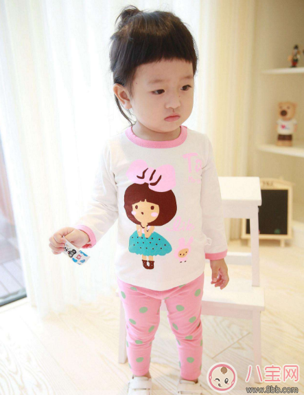 天一冷就給寶寶添衣 捂出病來(lái)我可不管 天一冷就給寶寶添衣 捂出病來(lái)我可不管