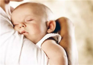 媽媽摟著寶寶睡好嗎 摟著寶寶睡覺(jué)有哪些影響