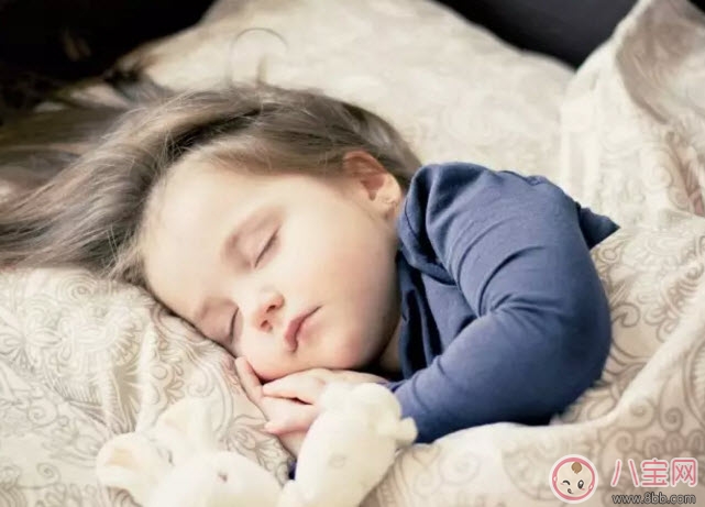 新生兒睡覺能開夜燈嗎 新生兒睡覺開夜燈好嗎 新生兒睡覺能開夜燈嗎 新生兒睡覺開夜燈好嗎