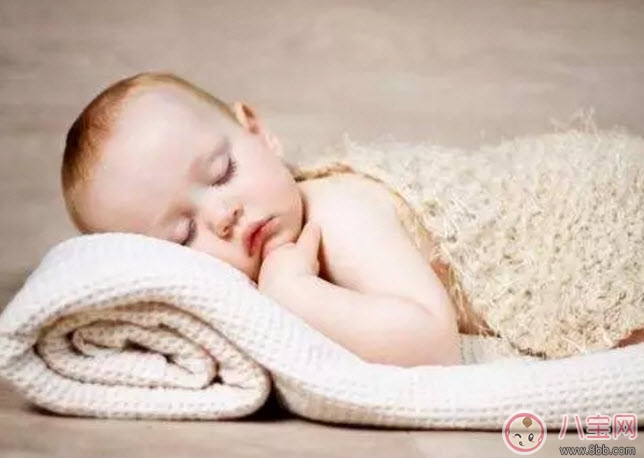 新生兒睡覺能開夜燈嗎 新生兒睡覺開夜燈好嗎 新生兒睡覺能開夜燈嗎 新生兒睡覺開夜燈好嗎