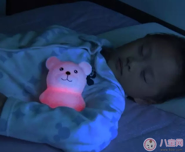 新生兒睡覺能開夜燈嗎 新生兒睡覺開夜燈好嗎 新生兒睡覺能開夜燈嗎 新生兒睡覺開夜燈好嗎