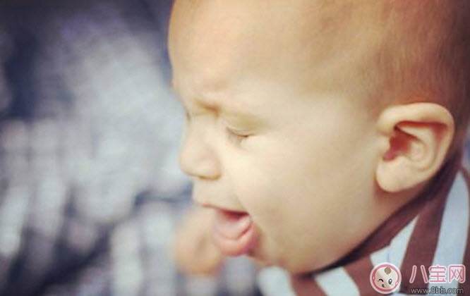 寶寶喉嚨卡東西怎么辦 寶寶喉嚨卡住異物急救措施 寶寶喉嚨卡東西怎么辦 寶寶喉嚨卡住異物急救措施
