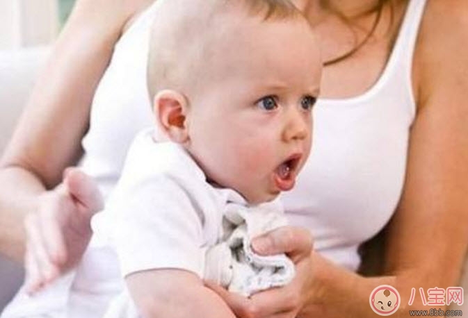 寶寶喉嚨卡東西怎么辦 寶寶喉嚨卡住異物急救措施 寶寶喉嚨卡東西怎么辦 寶寶喉嚨卡住異物急救措施