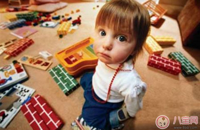 寶寶喜歡扔?xùn)|西是脾氣不好嗎 2歲半寶寶喜歡扔?xùn)|西怎么辦