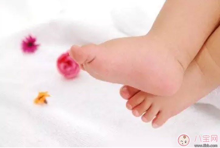 秋天寶寶熱水泡腳好嗎 寶寶熱水泡腳會變成扁平足