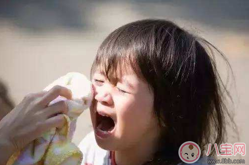 孩子在公眾場合大吼大叫 這個方法悄悄化解