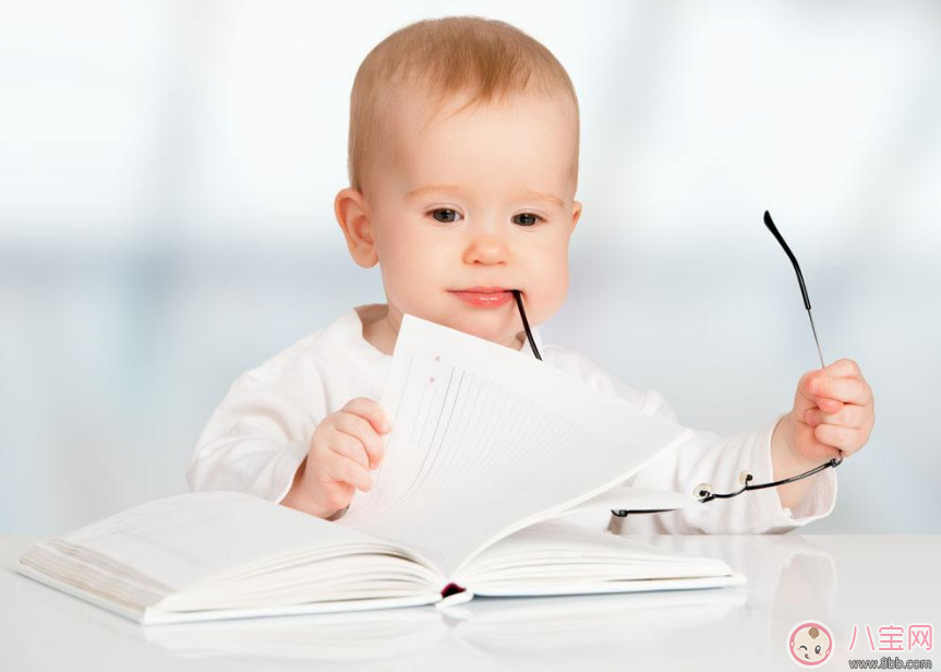 寶寶愛(ài)看書(shū)興趣濃濃 那就教他翻書(shū)吧