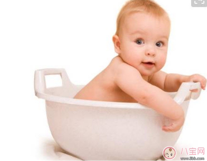 寶寶喜歡摸自己耳朵是怎么回事 四個(gè)月寶寶經(jīng)常用手抓耳什么原因 寶寶喜歡摸自己耳朵是怎么回事 四個(gè)月寶寶經(jīng)常用手抓耳什么原因