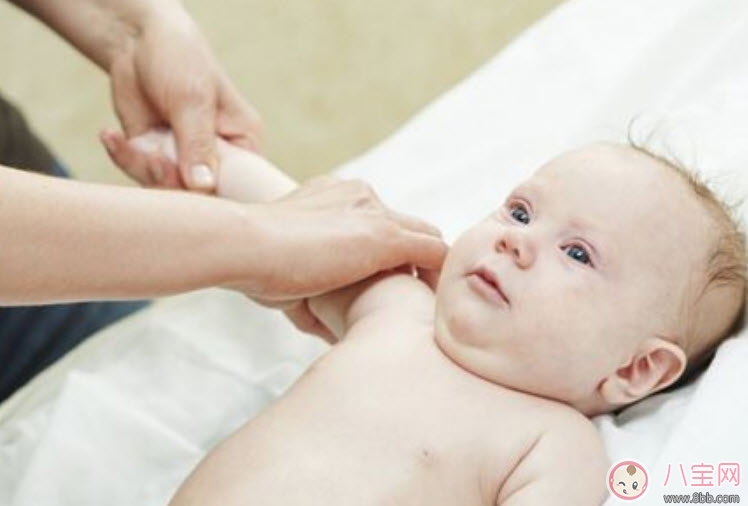 嬰兒被動(dòng)操姿勢步驟圖解 寶寶做被動(dòng)操有哪些注意事項(xiàng)