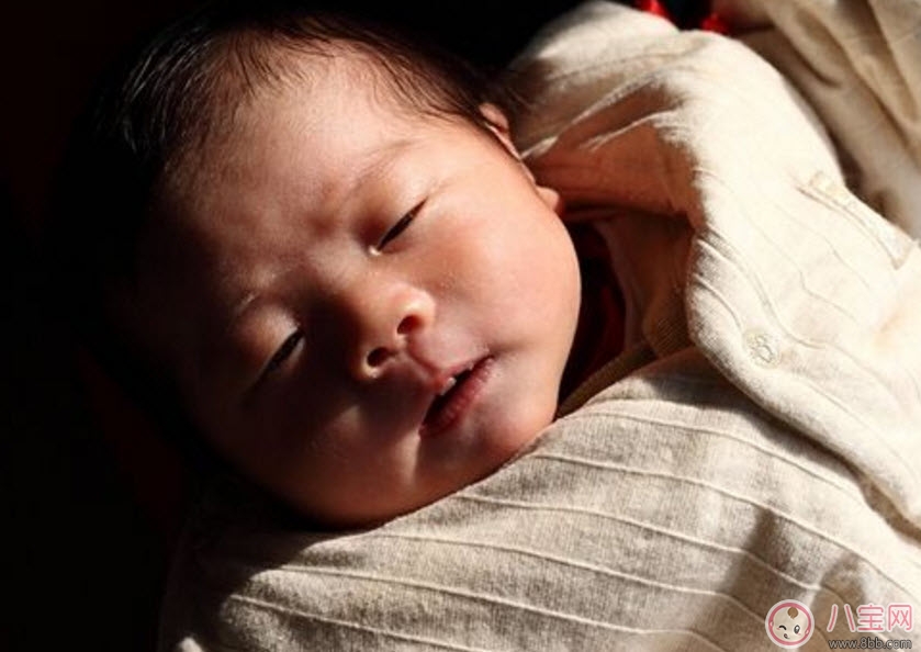 曬太陽能幫助孩子退黃疸嗎 新生兒曬太陽退注黃疸意事項(xiàng)。