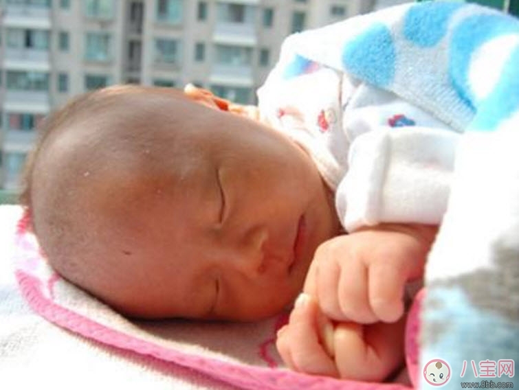 曬太陽能幫助孩子退黃疸嗎 新生兒曬太陽退注黃疸意事項(xiàng)。