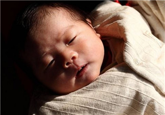 曬太陽能幫助孩子退黃疸嗎 新生兒曬太陽退注黃疸意事項(xiàng)。