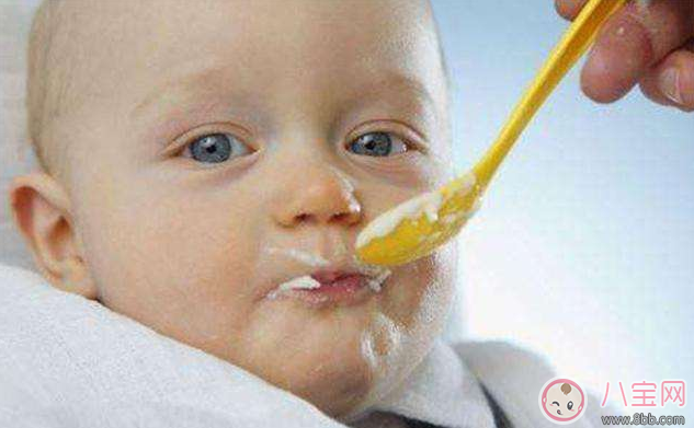 添加輔食前可以給寶寶加米粉 寶寶米粉添加技巧 添加輔食前可以給寶寶加米粉 寶寶米粉添加技巧