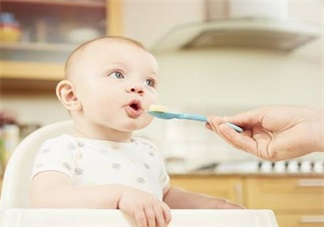 添加輔食前可以給寶寶加米粉 寶寶米粉添加技巧