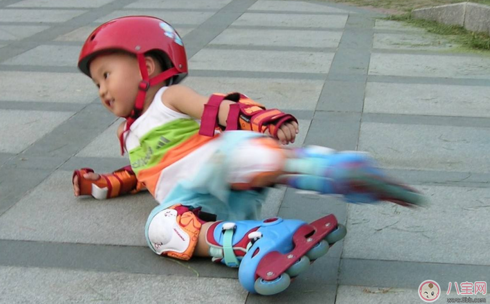 寶寶摔下來(lái)心疼的想哭 孩子摔了之后別急著進(jìn)入誤區(qū) 寶寶摔下來(lái)心疼的想哭 孩子摔了之后別急著進(jìn)入誤區(qū)