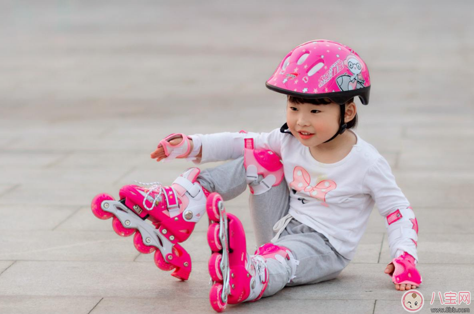 寶寶摔下來(lái)心疼的想哭 孩子摔了之后別急著進(jìn)入誤區(qū) 寶寶摔下來(lái)心疼的想哭 孩子摔了之后別急著進(jìn)入誤區(qū)