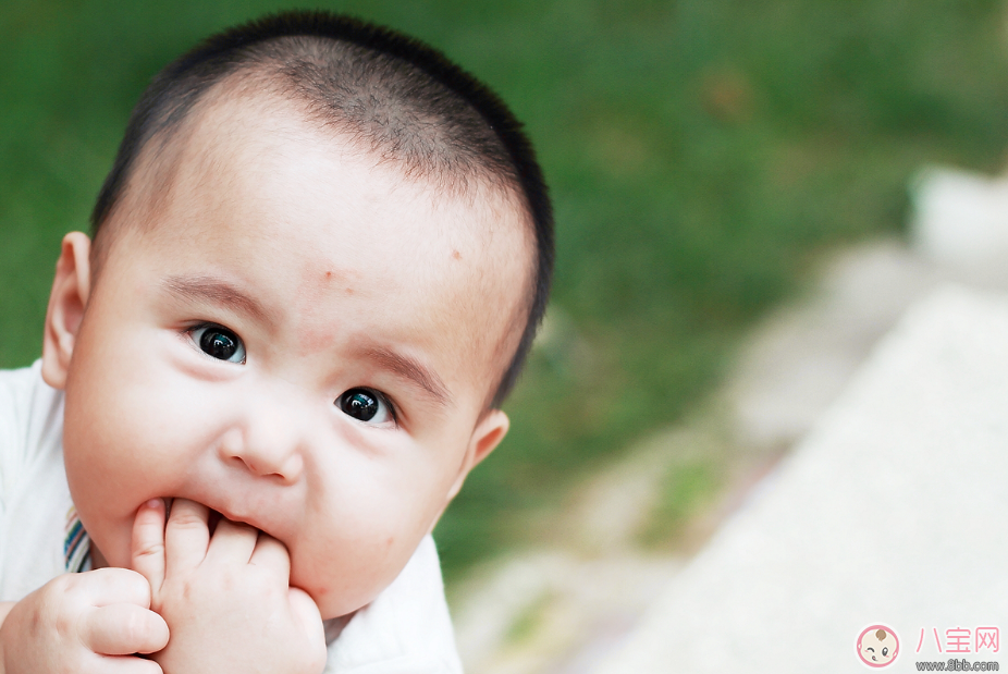 忽閃忽閃的的眼睛不停的眨 可能寶寶在向你暗示眼睛很難受 忽閃忽閃的的眼睛不停的眨 可能寶寶在向你暗示眼睛很難受