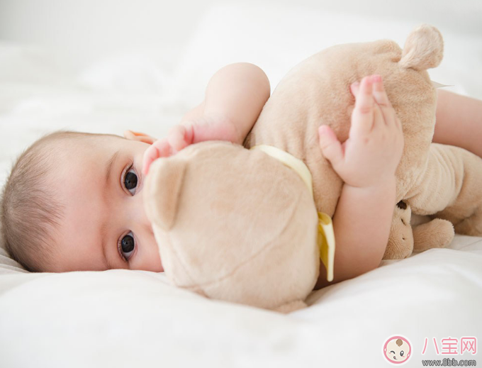 寶寶睡覺(jué)時(shí)間比較長(zhǎng)需要叫醒他嗎 新生兒睡眠時(shí)間長(zhǎng)叫醒好不好