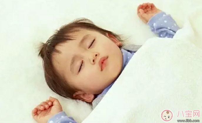 秋天給寶寶蓋被子有哪些注意事項(xiàng) 秋天給孩子穿衣蓋被注意三暖三涼