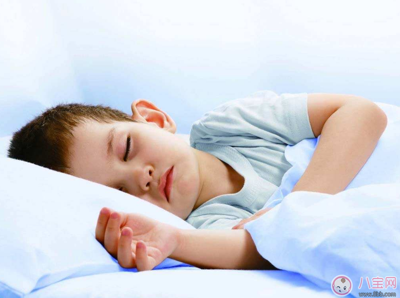 黃曉明寶寶小海綿愛霸占被子 孩子愛占被子踢被子處理方法 黃曉明寶寶小海綿愛霸占被子 孩子愛占被子踢被子處理方法