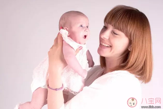 新生兒一天最多抱多久 三個(gè)月之內(nèi)的寶寶每天抱多久合適 新生兒一天最多抱多久 三個(gè)月之內(nèi)的寶寶每天抱多久合適