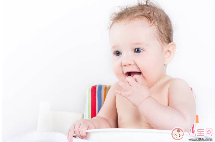 寶寶喜歡亂撕紙巾是怎么回事 寶寶亂拍桌子亂撕紙巾原來是在變聰明