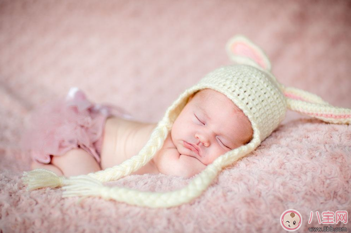 新生兒鼻尖上起了好多小白點是什么 寶寶鼻子上有小白點 新生兒鼻尖上起了好多小白點是什么 寶寶鼻子上有小白點