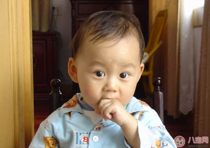 孩子喜歡吃手手 何時干預(yù)比較好