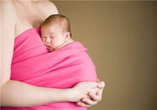 第一個抱孩子的人會影響孩子性格嗎 孩子出生第一個該誰抱