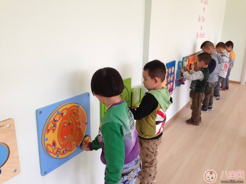 想知道孩子在幼兒園過的好不好 這么做才是對(duì)他好