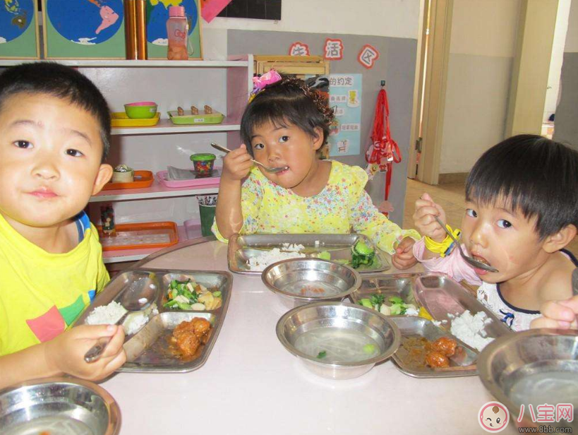 想知道孩子在幼兒園過的好不好 這么做才是對(duì)他好