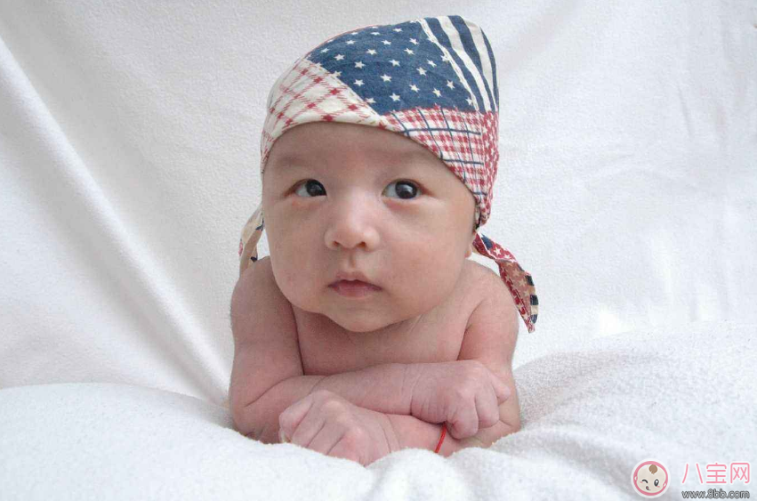 孩子不會抬頭怎么辦 正確訓練孩子抬頭的方法 孩子不會抬頭怎么辦 正確訓練孩子抬頭的方法