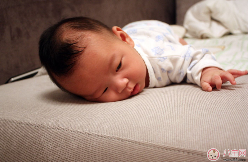 孩子不會抬頭怎么辦 正確訓練孩子抬頭的方法 孩子不會抬頭怎么辦 正確訓練孩子抬頭的方法