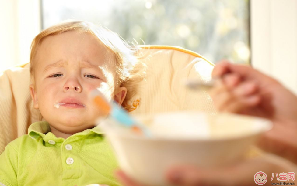 你還在給孩子喂飯嗎 其實(shí)你的喂飯行為會讓孩子變丑