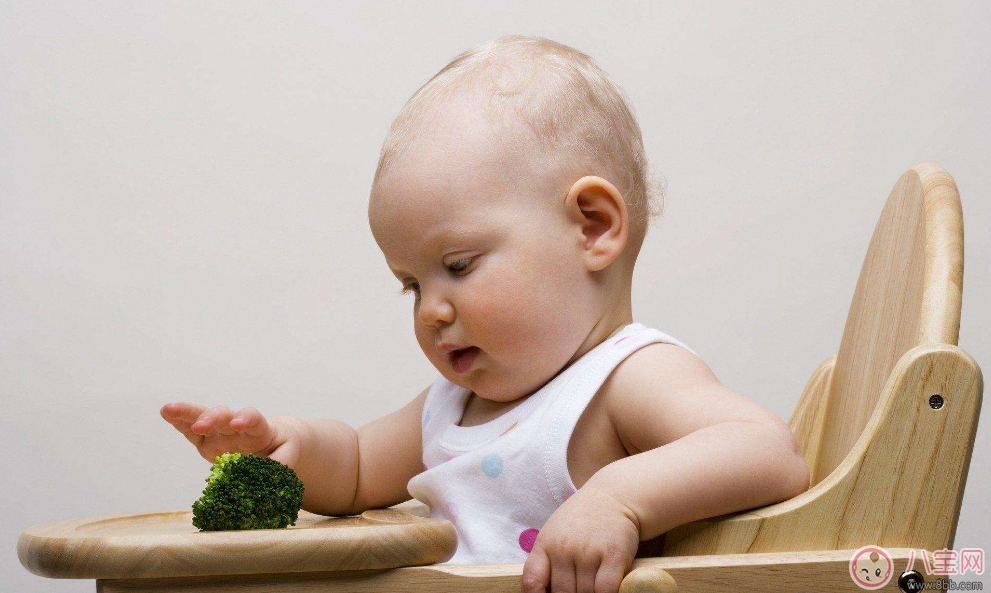 你還在給孩子喂飯嗎 其實(shí)你的喂飯行為會讓孩子變丑
