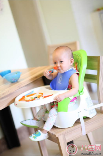 你還在給孩子喂飯嗎 其實(shí)你的喂飯行為會讓孩子變丑