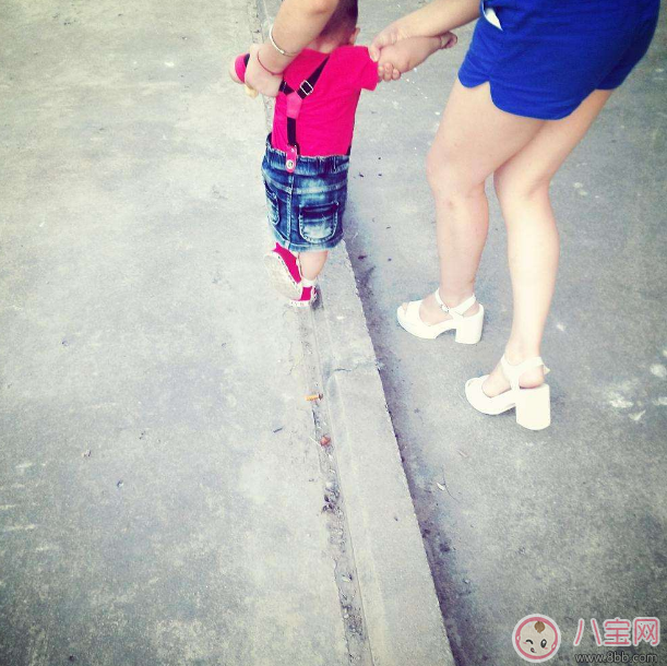 孩子過早走路危害大 什么時候教孩子走路好 孩子過早走路危害大 什么時候教孩子走路好