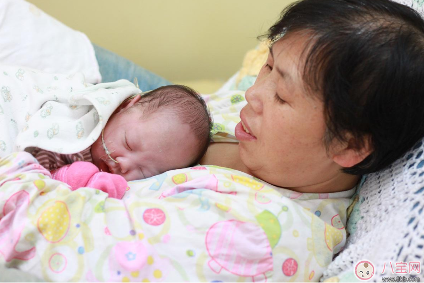 早產(chǎn)寶寶太小怎么照顧 各項注意到一樣是個健康寶寶