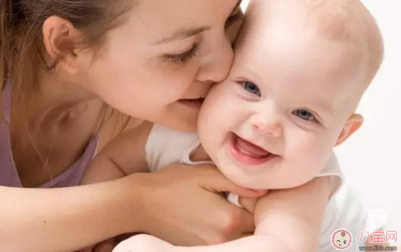 寶寶睡覺要不要叫醒吃奶 晚上新生兒要叫醒喂奶嗎 寶寶睡覺要不要叫醒吃奶 晚上新生兒要叫醒喂奶嗎