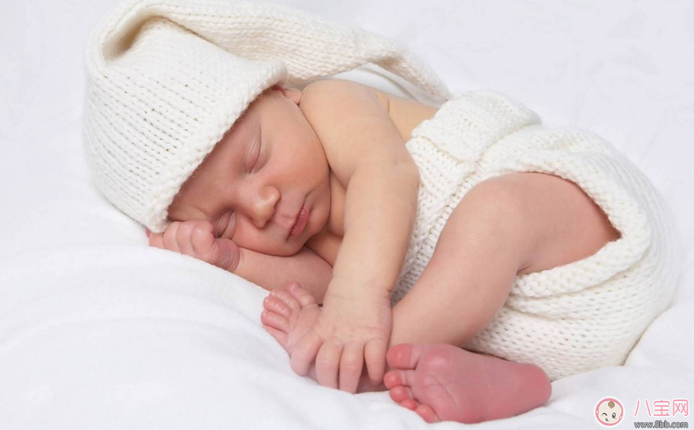 孩子不到一周歲別給他喝蜂蜜 別因?yàn)槔戏椒ň椭潞⒆咏】涤诓活? alt=