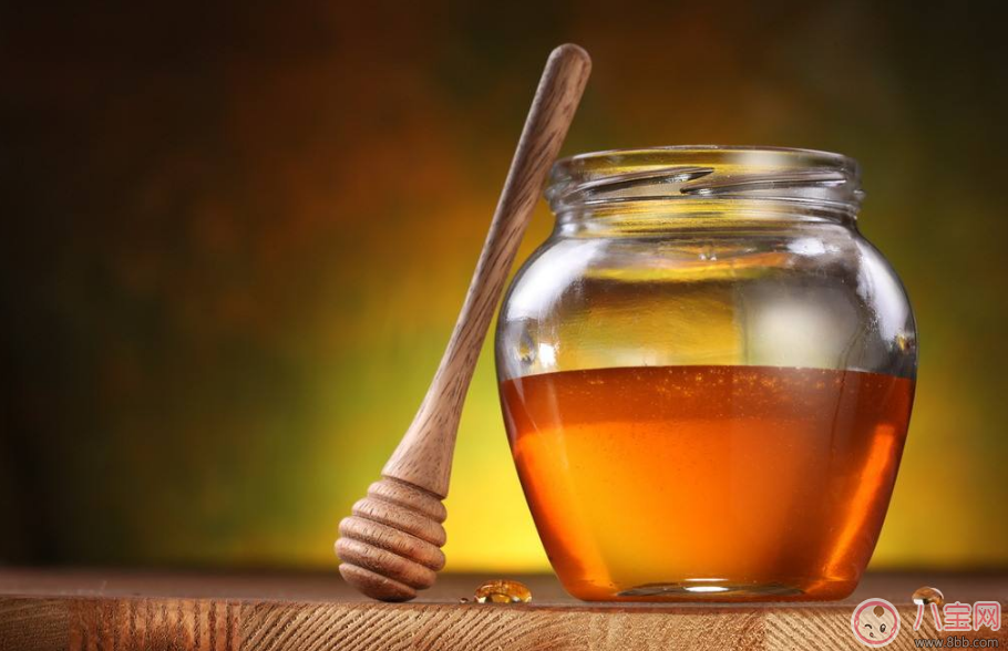 孩子不到一周歲別給他喝蜂蜜 別因?yàn)槔戏椒ň椭潞⒆咏】涤诓活? alt=