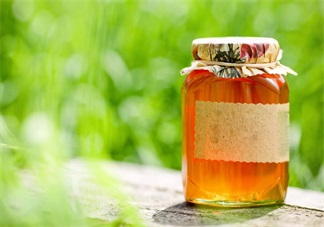 孩子不到一周歲別給他喝蜂蜜 別因?yàn)槔戏椒ň椭潞⒆咏】涤诓活? data-x1qG=