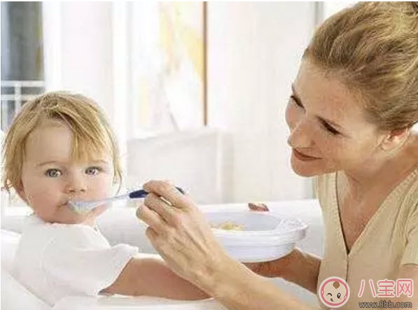 寶寶吃飯含在嘴里不咽是怎么回事 寶寶喜歡含飯不吞飯怎么辦 寶寶吃飯含在嘴里不咽是怎么回事 寶寶喜歡含飯不吞飯怎么辦