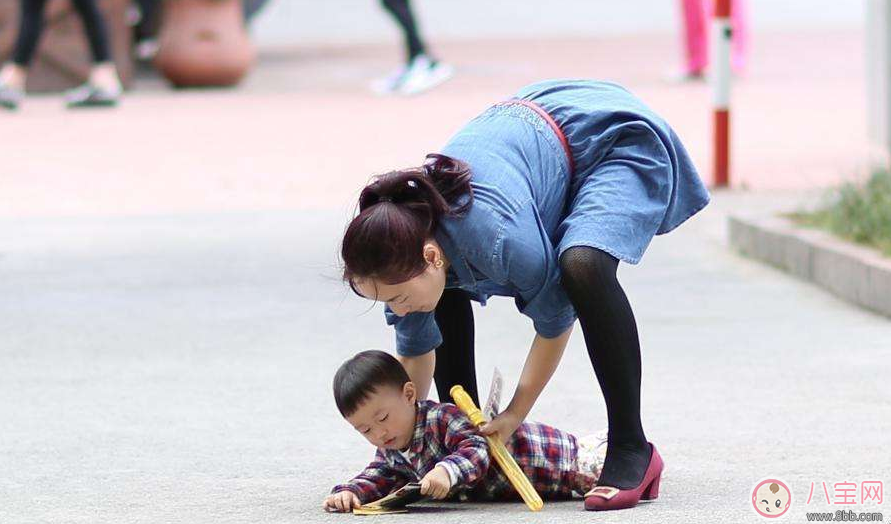 摔倒的孩子扶不扶 這么做比你馬上抱起來有效得多 摔倒的孩子扶不扶 這么做比你馬上抱起來有效得多