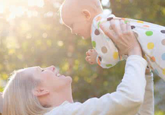 育兒中的兩個錯誤 曬太陽補(bǔ)鈣喝果汁補(bǔ)充維生素