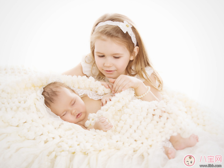 孩子睡覺千萬不要跟著老人睡 孩子睡覺這么做才是最好 孩子睡覺千萬不要跟著老人睡 孩子睡覺這么做才是最好