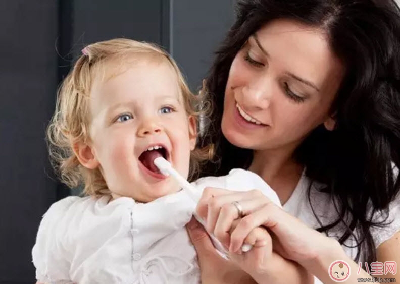 如何讓寶寶愛上刷牙 家長幫孩子刷牙正確的姿勢