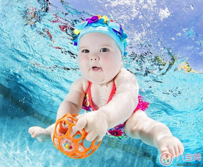 給寶寶洗澡耳朵進(jìn)水這么處理干得快 孩子耳朵進(jìn)水快速排出方法